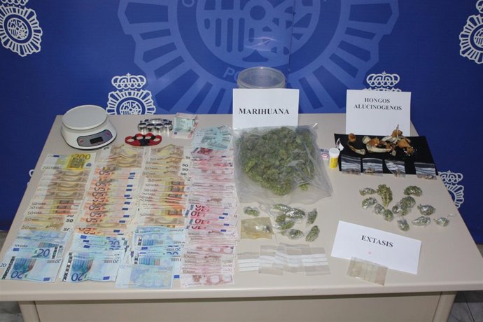 Droga, dinero y otros efectos incautados en Jaén por la Policía Nacional.