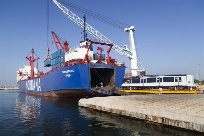 Embarque en Tarragona de trenes de Alstom con destino a Panamá