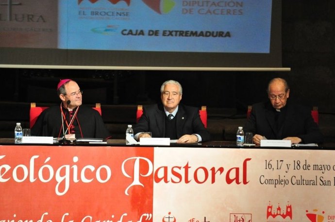 Rafael Del Río, En El Centro, En El V Congreso Teológico De Cáceres