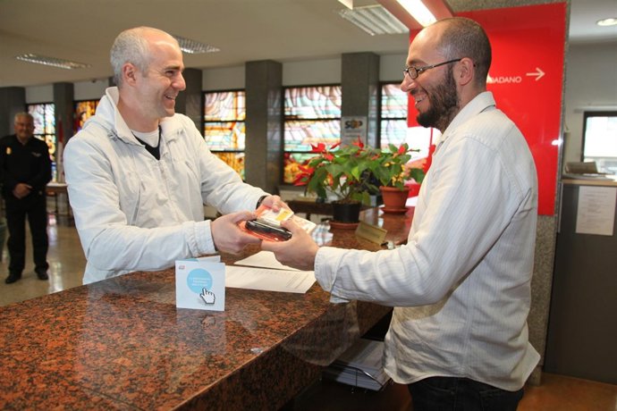 Un ciudadano realiza un trámite