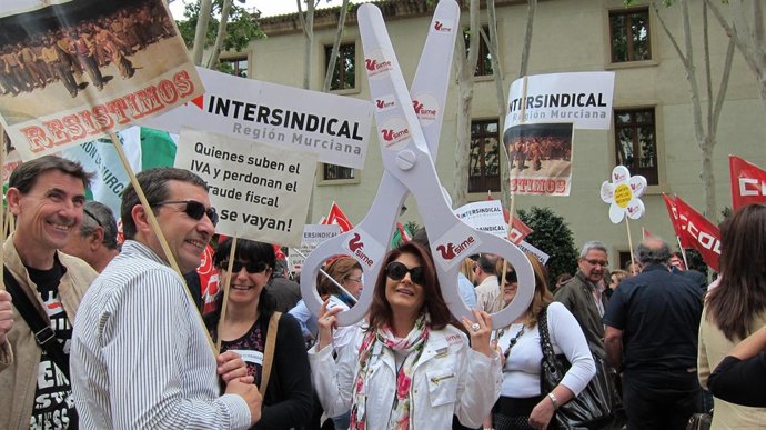 Cientos de personas se concentran a las puertas de San esteban contra recortes