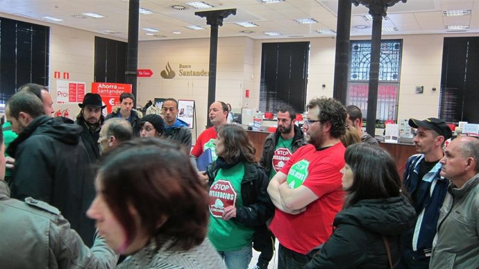 Miembros de la PAH "ocupan" la sede principal del Banco Santander