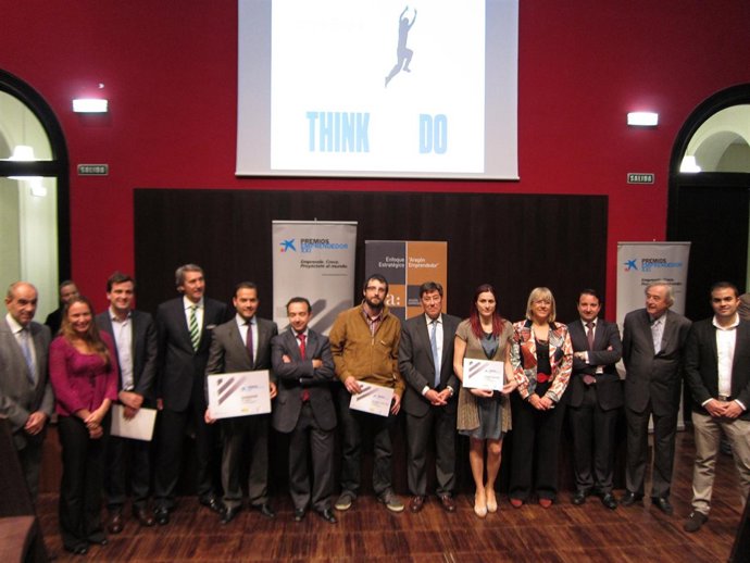 Autoridades, ganador y finalistas en la entrega de los Premios EmprendedorXXI
