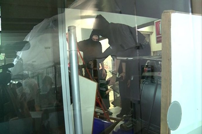 Bloqueo del rectorado de la UAB con barricadas
