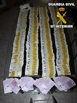 Parte del dinero encontrado en la vivienda