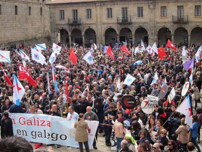 Manifestantes en defensa del gallego en la Praza da Quintana