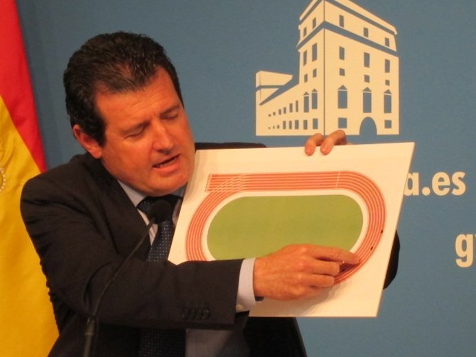 Císcar muestra un gráfico para explicar las diferencias sobre el déficit