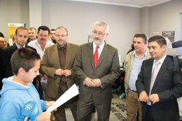Ávila y Reyes observan a un niño en la celebración del Día de Internet.