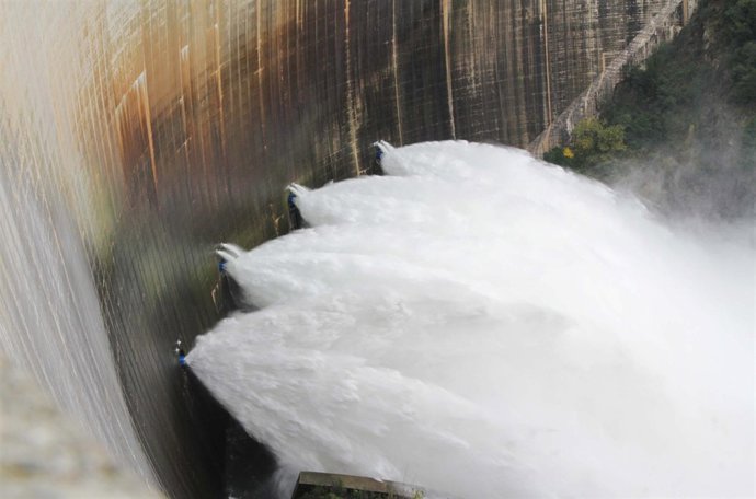 Desagües de fondo de la presa de Susqueda