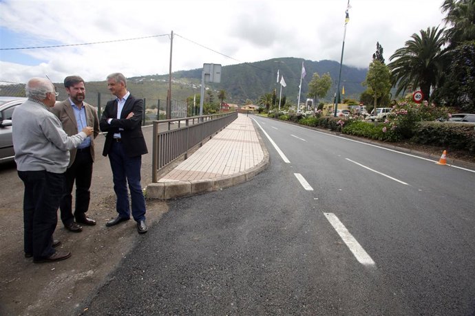Alonso (c), de visita en La Orotava