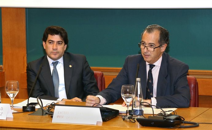David Pérez, alcalde de Alcorcón, y Enrique Ossorio, consejero de Economía 