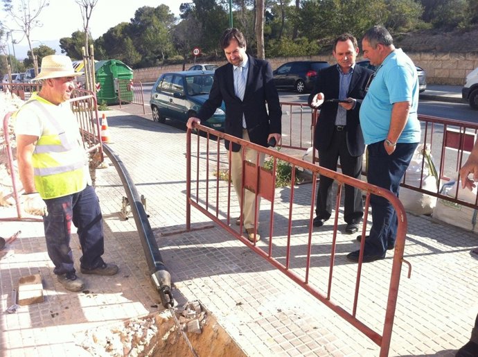 Garau viendo una tubería