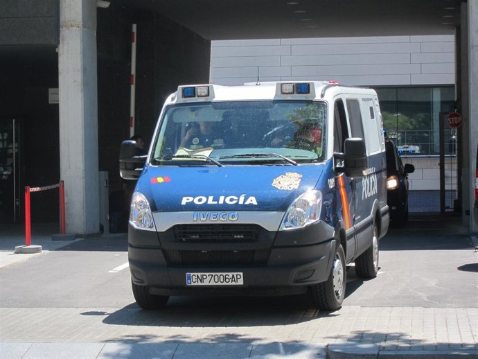 Salida de Noureddine Ziani de la comisaría de La Verneda