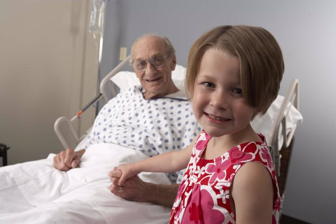 FEFE. Anciano, nieta, hospital, cama- campaña FEFE