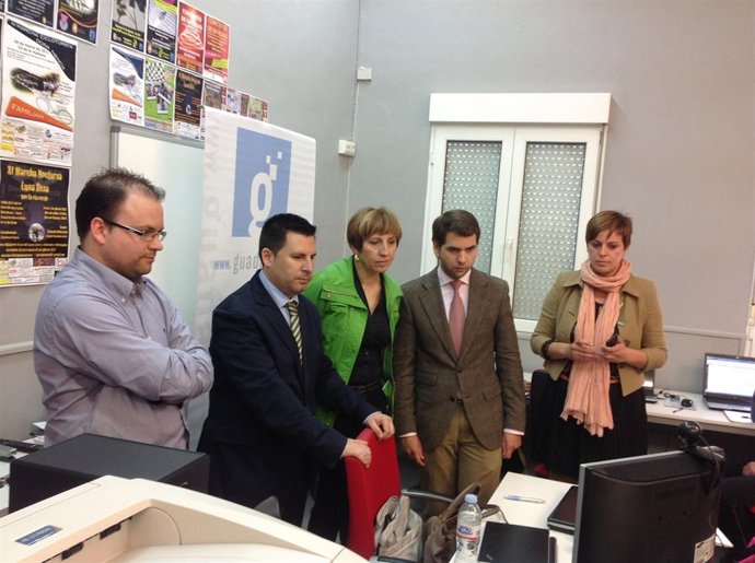 Expósito, Baena y Priego (en el grupo central) en su visita la Centro Guadalinfo