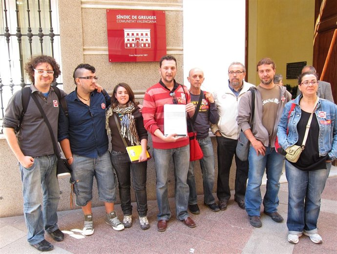 Colectivos LGTB piden la mediación del Síndic contra el acoso homofóbico