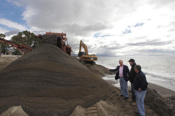 Regeneración de las playas de san pedro en marbella cribado en orilla