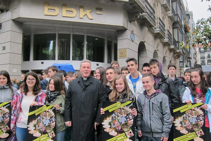 El Obispo de Bilbao, Mario Iceta, junto a escolares