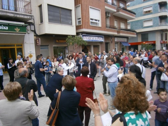 Concentración de apoyo al alcalde de Tavernes de la Valldigna
