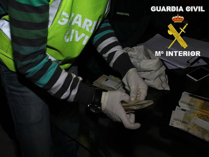 Los agentes encontraron 145.000 euros en la vivienda