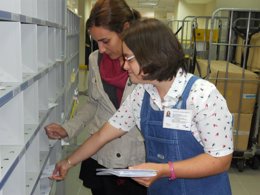Una técnico de la UNAC junto con una usuaria