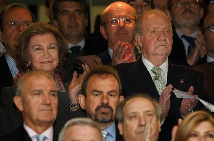 MADRID, SPAIN - MAY 17:  King Juan Carlos I of Spain (R) and Queen Sofia of Spai