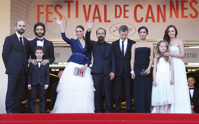 Director Asghar Farhadi and cast members pose on the red carpet for the screenin