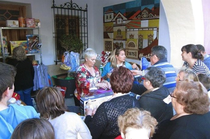 Imagen de la tómbola solidaria de Viator a favor de una niña con parálisis 