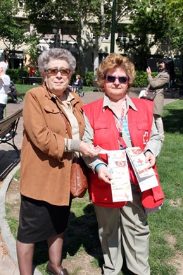 Voluntarias vendiendo boletos para el sorteo