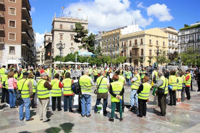 Iaioflautas concentrados en la plaza de la Virgen de Valencia