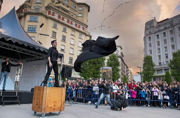El festival comenzó este viernes con el reto del mago Raúl Alegría