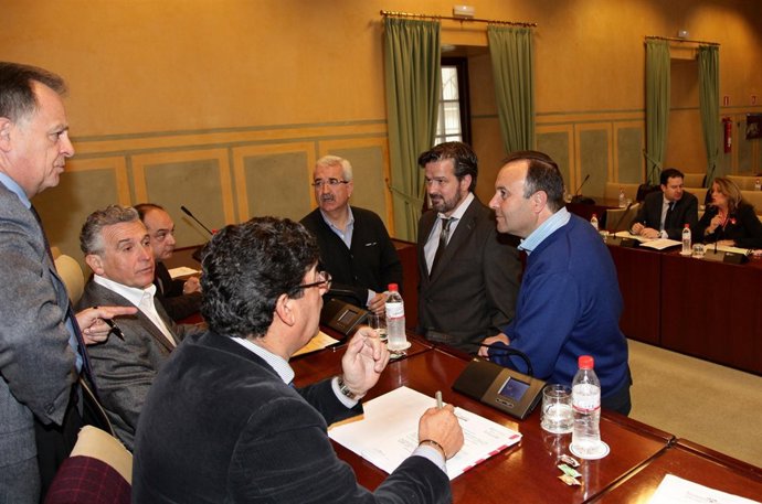 Juan Serrano (IULV-CA), en pie a la derecha durante una comisión parlamentaria