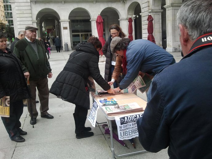 Acto informativo de ADICAE en la Plaza Porticada