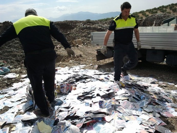 Agentes destruyendo el material falsificado
