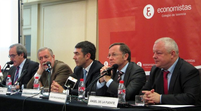 Ángel de la Fuente (dcha.), junto a Moragues, en la jornada sobre financiación.