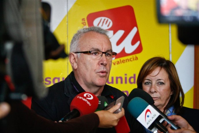 El coordinador de IU, Cayo Lara, junto a Marga Sanz