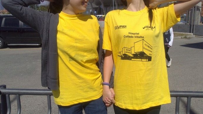 Imagen de las camisetas con publicidad del centro