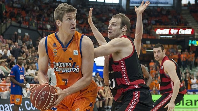 El jugador del Valencia Basket Justin Doellman frente a La Bruixa d'Or