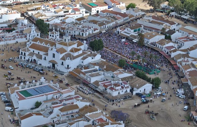 Imagen aérea de la misa de Romeros celebrada este domingo en El Rocío