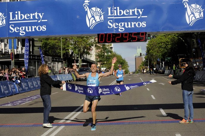 Chema Martínez cruzando la línea de la carrera Liberty