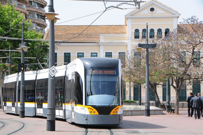 Tranvía a su paso por la estación de Pont de Fusta, en Valencia