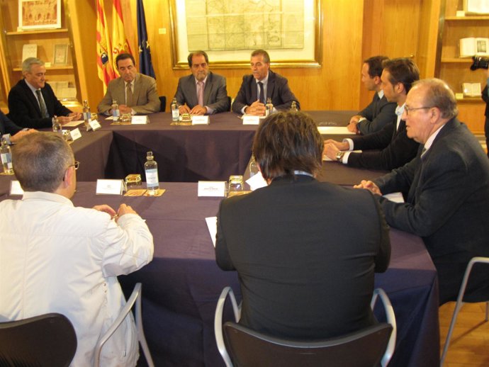 Reunón en las Cortes sobre el laboratorio de Barbastro. 