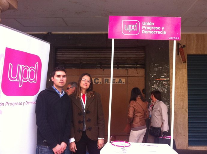 La mesa de UPyD en Teruel para explicar su manifesto.