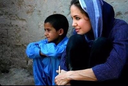 Angelina Jolie en labores solidarias