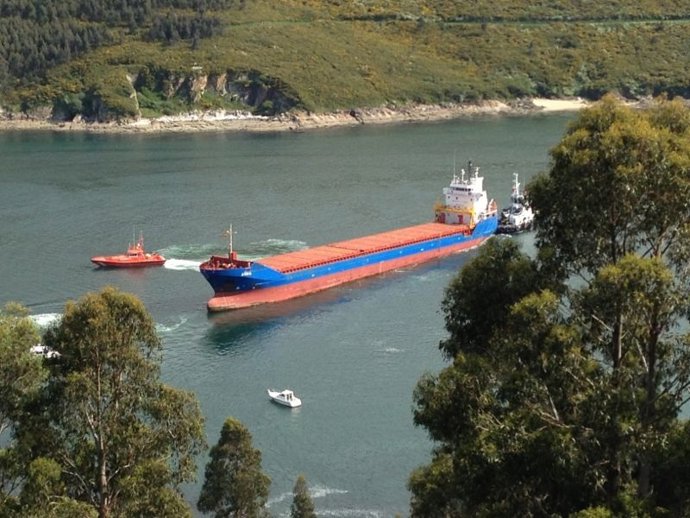 Buque remolcado en Ferrol