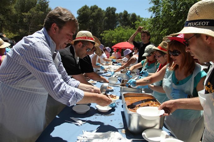 El alcalde de la localidad en una caldereta popular