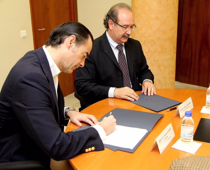 Llombart firma un convenio con el presidente del Cecova