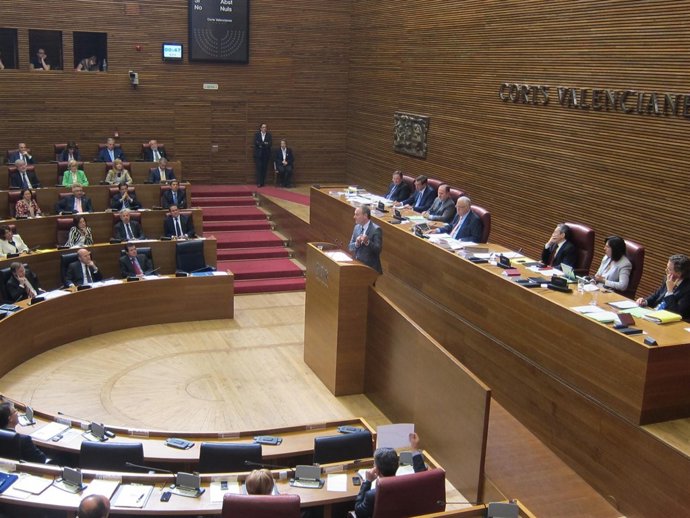 Fabra interviene desde la tribuna de las Corts