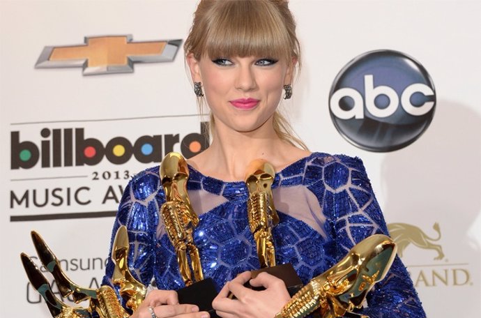Taylor Swift con sus ocho galardones Billboard 2013