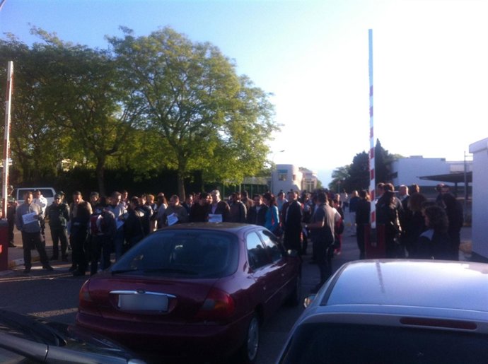 Concentración de funcionarios en la entrada de Picassent